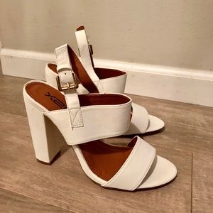 BRAND NEW. X2B, Chunky Heels, Size 7, White.